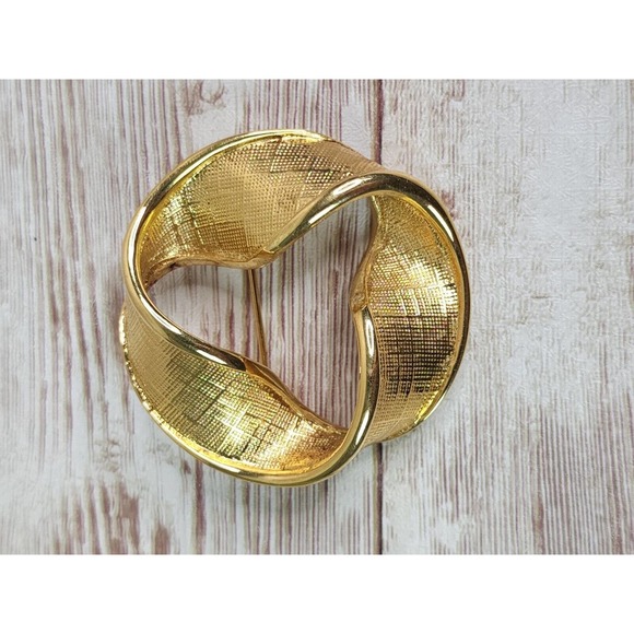 Vintage Napier Brooch Pin Gold Tone Textured Ribbon Wreath Costume Jewelry - Picture 1 of 7